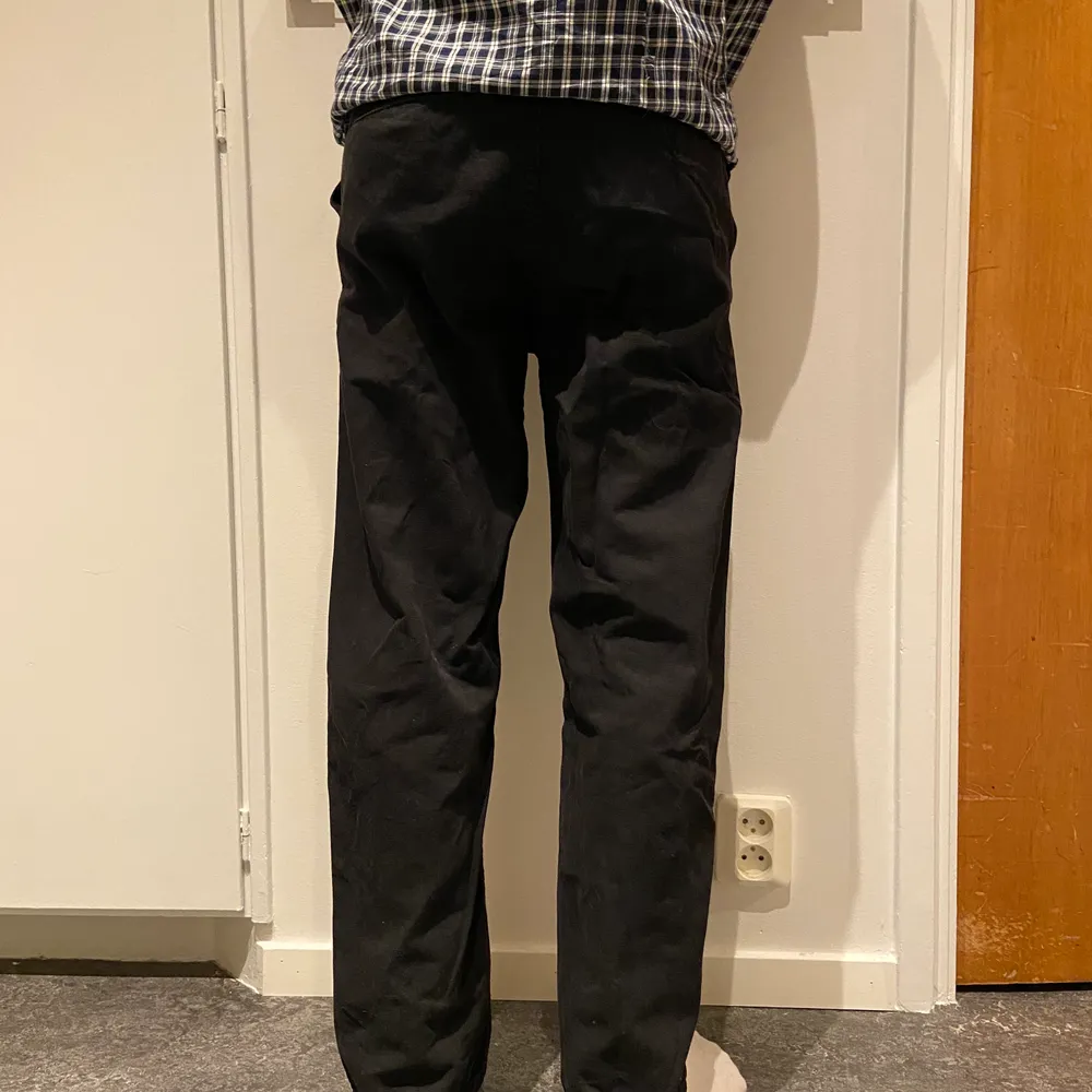 Ett par sköna jeans som sitter riktigt bra i midjan och lagomt snyggt i benen vilket gör dom lite wide.       Jag är 180cm så skulle säga att man kan ha dom om man är 170-185 cm lång. Jeans & Byxor.