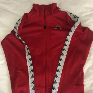 Kappa tracksuit jacka 🤍 - Fet tracksuit jacka från Kappa, passar snyggt till kappa byxorna och även med andra jeans! Står medium men passar mig perfekt som är XS/S passar också min vän som är en M. Gratis frakt 🤍