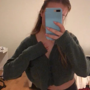 Mysig tröja - Grön kort tröja från zara. Storlek S,Väldigt skönt material och fin passform, lite nopprig men inte så man tänker på det, nypris 399, köpare står för frakt!🥰