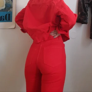 Jacka och byxor - Finast, snyggast, wowigaste outfiten!!! Levde i den en hel sommar och äee vad bra allting var. Kan varit för det var en bra sommar men kan också vara för att jag hade på mig det här. Fint skick! 34 i byxorna och M i jackan.