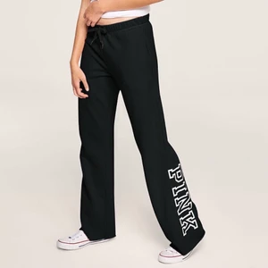 Mjukisbyxor från Victoria’s Secret/PINK - Säljer dessa raka mjukisbyxor från Victoria’s Secret/PINK då jag redan har ett par likadana. Jätteskönt material! Köpta för 550 kr + 100 kr i frakt samt tull. Jättefint skick, endast använda en gång! Frakt tillkommer på 66 kr🤍 Jag på bilden är 160 cm!