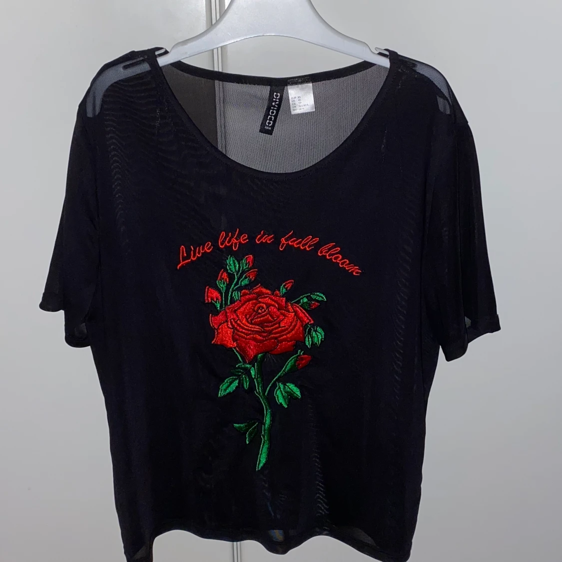 Meshtopp med broderi