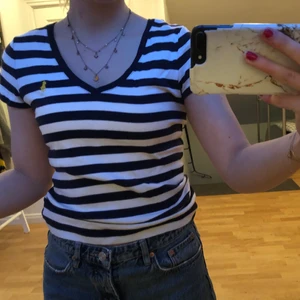 Polo t-shirt  - En blå och vit randig t-shirt från ralph lauren. Storlek: M, men passar även S! Pris: 80kr+frakt