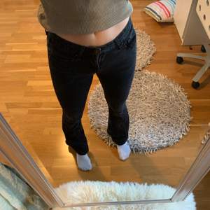 Säljer mina supersnygga jeans i storlek 34 ifrån zara. Väldigt stretchiga så passar troligtvis 36. Köpare står för frakt. OBS! något korta i benen om man föredrar långa jeans, jag är 168 och dem är aningen korta för mig. 