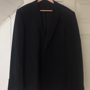 Oversized kavaj - Svart oversized kavaj. Vitage. Storlek S-L beroende på önskad passform. Säljer på grund av att den ej är min stil. Den är i mycket fint skick.💕