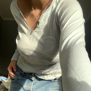 Vintage fjäril y2k topp - Så fin tröja välldigt y2k med blomman på framsidan, otroligt bra skick för att vara vintage❤️ storlek S