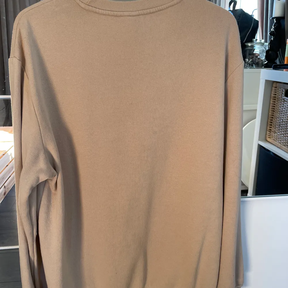 Säljer en beige sweatshirt från H&M i storlek M, fint skick. Säljes för 55kr+frakt. Betalas med swish och skickas senast 48h efter köp. . Tröjor & Koftor.
