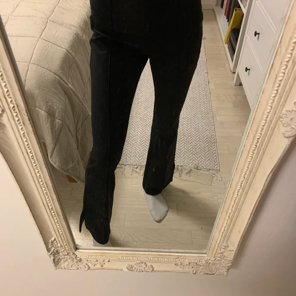 Kostymbyxor från SHEIN med slits. Sitter som en smäck och köpt för 2 veckor sen. Säljs pga av att jag fick två likadana. Köpt för ca 300kr, säljs för 170kr. Jeans & Byxor.