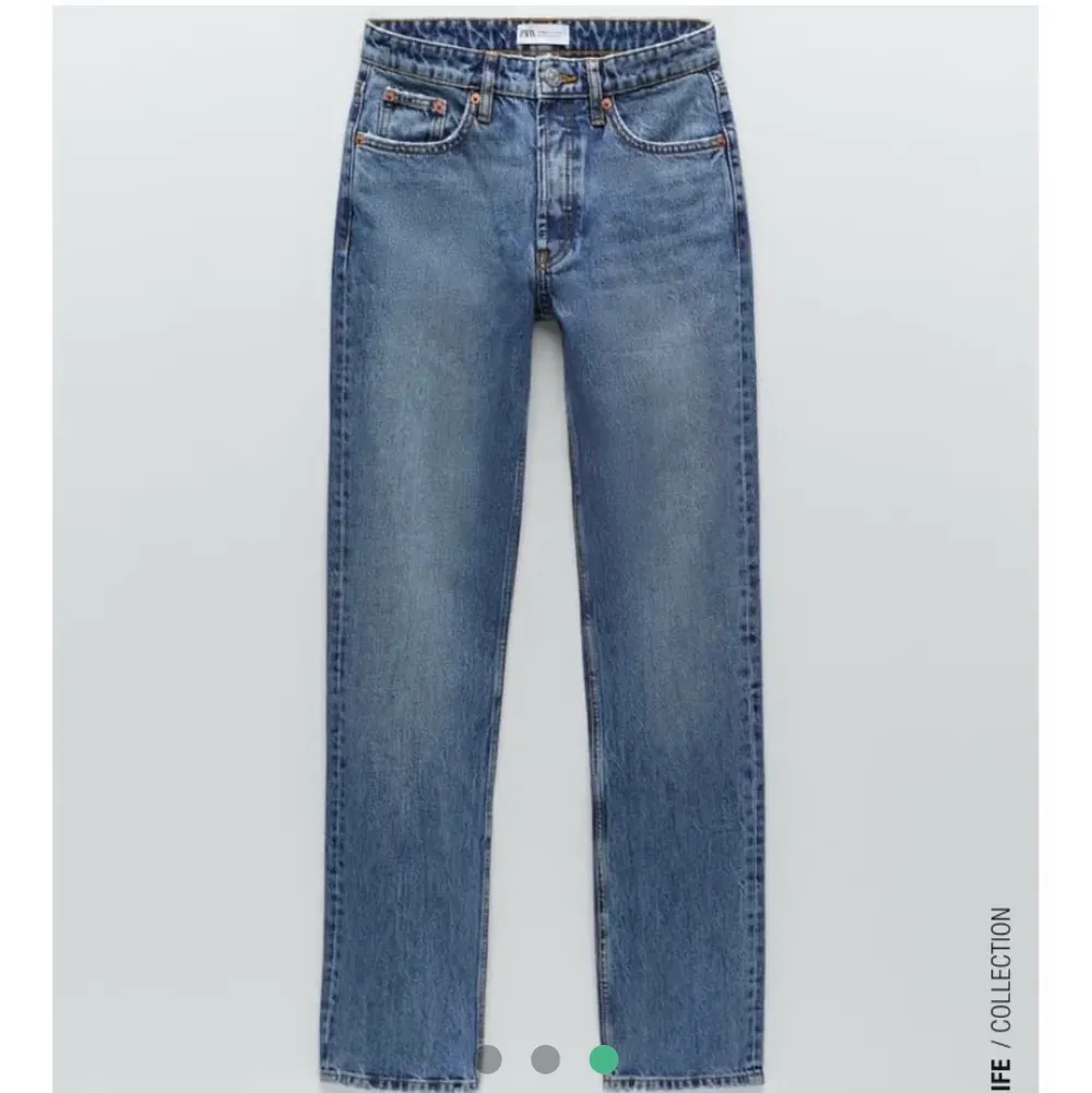 Snyggaste lågmidjade jeansen från zara💗 HELT SLUTSÅLDA PÅ ZARAS HEMSIDA!!!!! Frakt ingår INTE alltså tillkommer det sen!!! Högsta bud: 300kr eller köp direkt för 350kr. Jeans & Byxor.