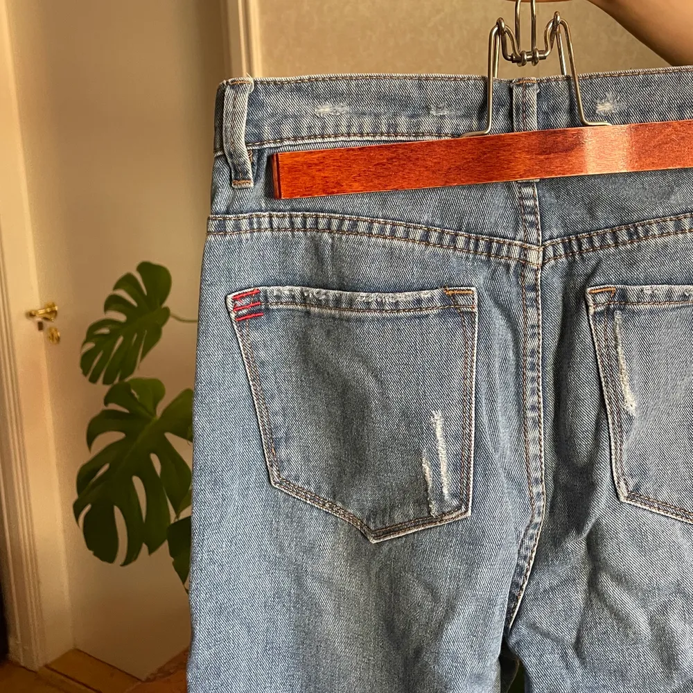Säljer mina älskade jeans från Urban Outfitters (BDG) som tyvärr blivit för små. De är W25 och i stilen ”mom high rise”. Sitter alltså snyggt på midjan och lösare på benen. Köparen står för frakt :). Jeans & Byxor.