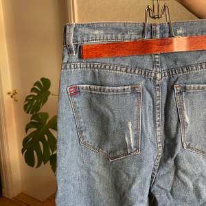 Säljer mina älskade jeans från Urban Outfitters (BDG) som tyvärr blivit för små. De är W25 och i stilen ”mom high rise”. Sitter alltså snyggt på midjan och lösare på benen. Köparen står för frakt :)