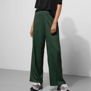 Mörkgröna “Julia trousers” weekday - Hej! Säljer mina mörkgröna ”Julia trousers” från weekday storlek 34. Bara använda ett fåtal gånger då de tyvärr är för små i storleken. Köparen står för frakt :)