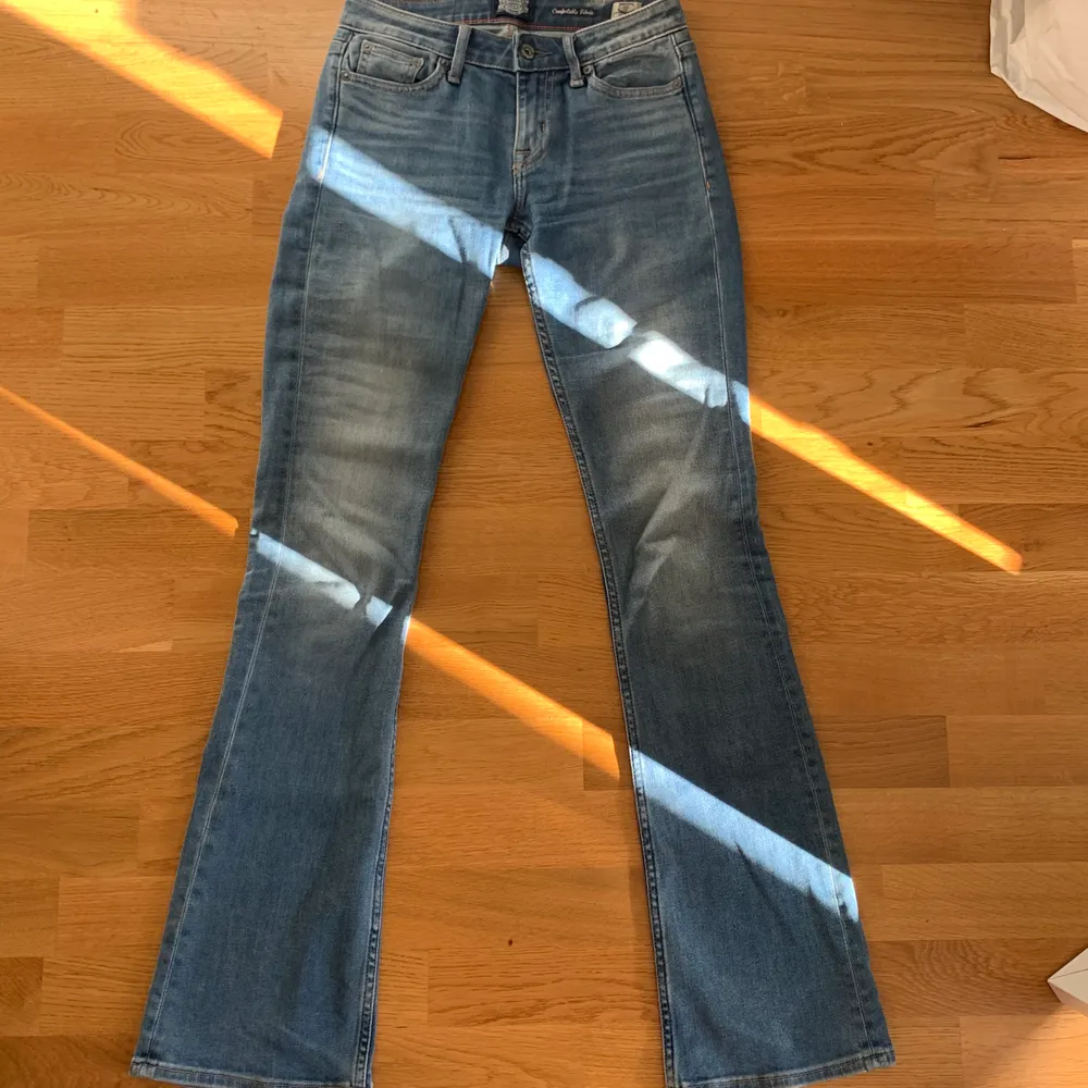 Säljer ett par lågmidjade bootcut jeans som är köpta på JC, för något år sedan. Bara använda några gånger, så de är i bra skick. Storlek 25/33, något långa på mig som är 167cm. Hör av dig vid funderingar💕. Jeans & Byxor.