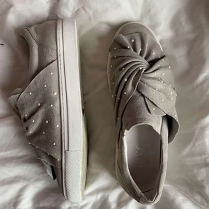 Söta skor - Jättesöta skor som är ljusgråa med små pärlor på. De är från Privé shoe collection i storlek 38. De är endast använda ett fåtal gånger och är i mycket fint skick. Så fina men säljer för att de nu har blivit för små.