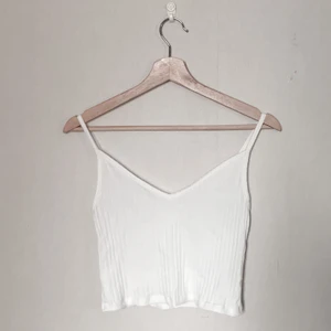 Kort vit topp - Säljer en kort vit topp i strl S!
