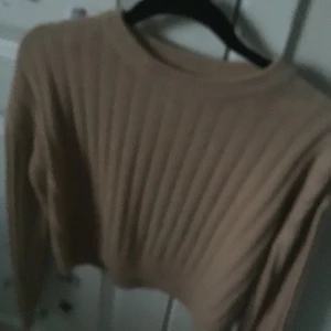 H&M tröja - Säljer för att den inte är min stil, fler bilder får man privat! Köpte för 200kr(min rabatt skrivs i mitt pris derekt) jag använder spårbar frakt om någon vill ha men kan också skicka utan om du vill det. Frakt är det INTE rea på💗