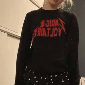 Zadig tröja - Säljer denna super fina Zadig Voltaire tröjan köpt från barnavdelningen. Är i storlek 16 år men passar S. Aldrig använd och nyskick, därav priset. Nypris är 1400 men säljer för 600. Köpt på NK. Om fler intresserade buda i kommentarerna💗💗