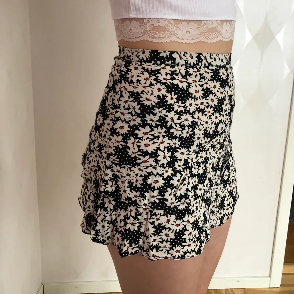 Jättefin kort blommig kjol från Urban Outfitters. Säljes pga jag tyvärr inte får användning för den. I nyskick!!. Kjolar.