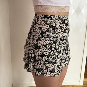Jättefin kort blommig kjol från Urban Outfitters. Säljes pga jag tyvärr inte får användning för den. I nyskick!!