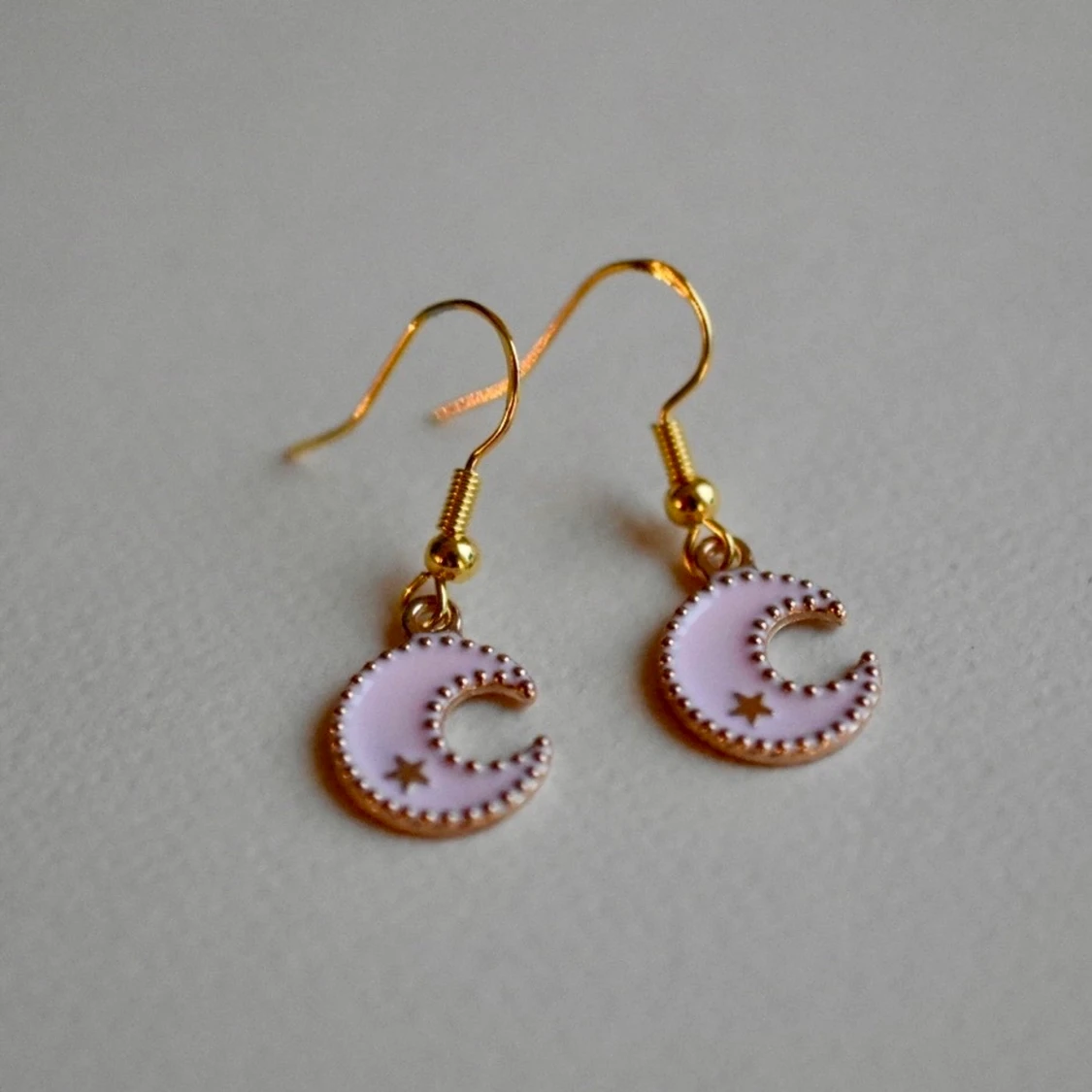 Örhängen med ljusrosa månar - 90