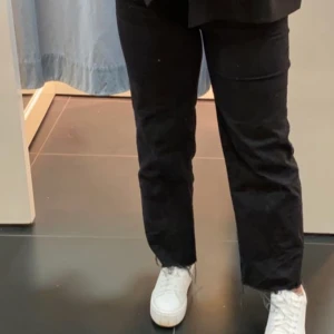 Jeans  - Säljer dessa svarta snygga jeans! 