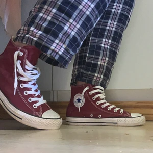 Vinröda Converse strl 39,5 - Säljer mina converse som är använda lite mindre än en sommar ungefär, säljer dem då dem är lite förstora för mig. Köparen står för frakten ✅ dem är lite smutsiga för tillfället men det går enkelt o tvätta bort 