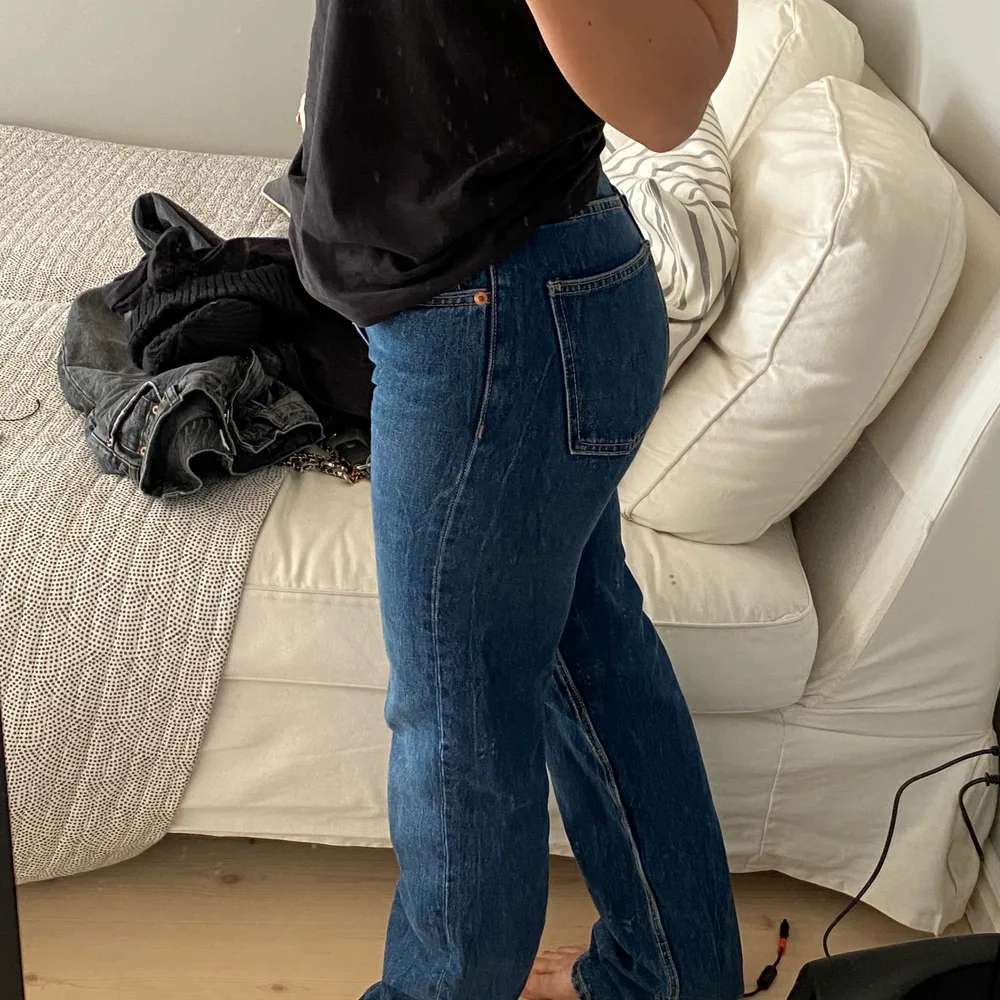 Jeans mid Rise straight full från Zara, använda 1 gång, säljer pågrund av att de är för långa för mig som är 156 men väldigt snygga. Slutsålda på hemsidan. De är i strolek 36. Start bud är 120kr . Jeans & Byxor.