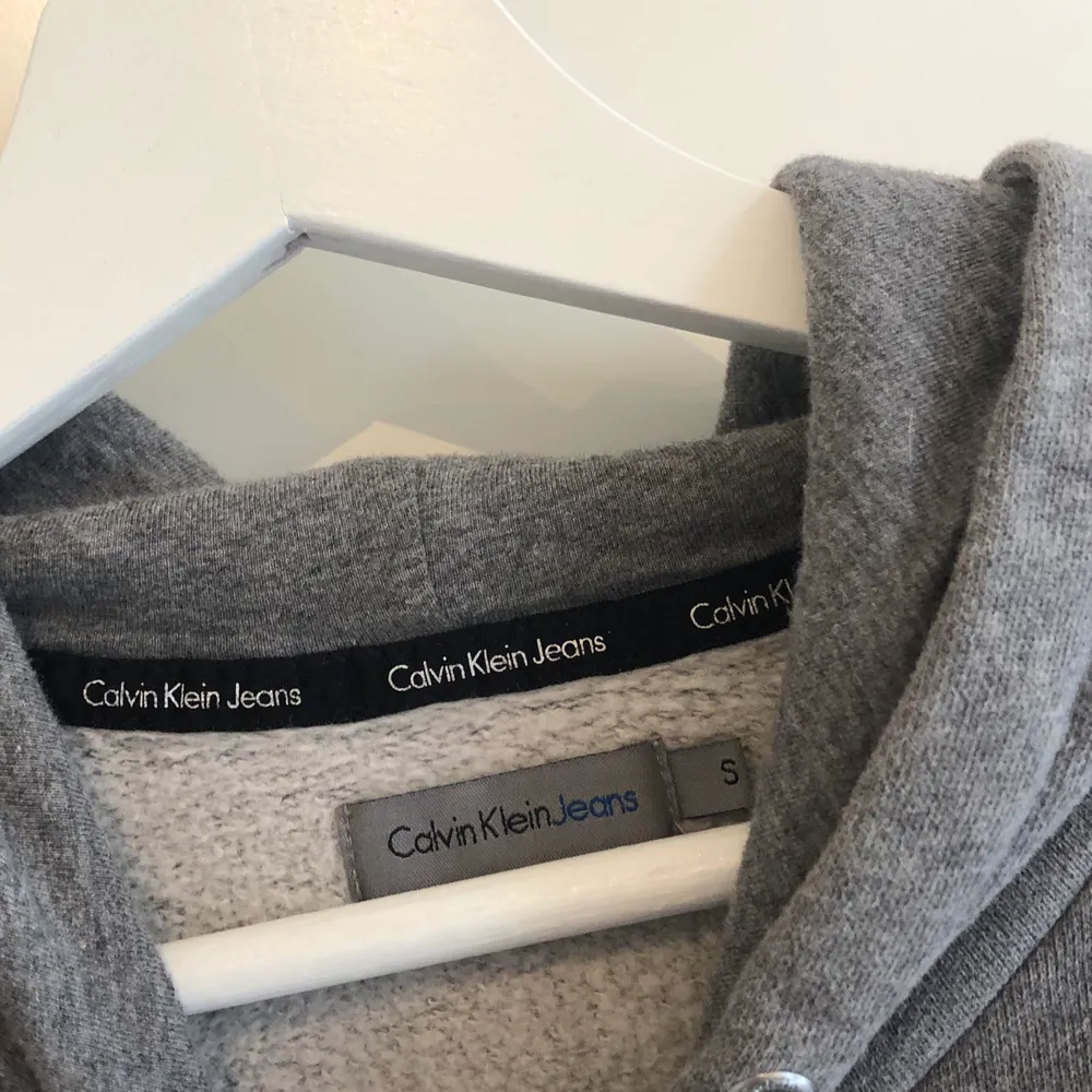 Säljer min gråa Calvin Klein hoodie i storlek S då den tyvärr inte kommer till andvändning. Bra skick och modellen är medellång. Skriv för fler bilder🥰. Tröjor & Koftor.