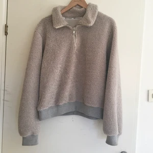 Championtröja - GRATIS FRAKT! Knappt använd då den är lite stor på mig. Köpt secondhand. Väldigt varm! Köpare står för frakt. Katt finns i hemmet 🐱