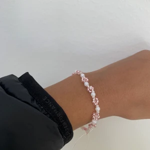 Fint armband💕💖🌸 - Säljer detta fina armband med rosa och vita färger!!💕💕💕 stenarna är alla från bra märke o kvalite💕💕💖💖 inte använd. Frakt ligger på 12kr, finns även matchande ring till om någon skulle vara intresserad💕☀️💖 helt perfekta till våren och sommaren med fina blommor🌸🌸🌸 hör av er vid frågor såklart!!!💕🤩🤩 passar mig som är Xs/S! Hör av er vid behov av andra STORLEKAR