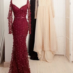 Vinröd balklänning - Balklänning från Ida Lanto x Nelly kollektion. Fantastiskt fina detaljer med ett vackert sidenband i midjan! Endast använd på min bal dvs 1 gång & därmed bra skick. Då jag är 162cm lät jag den sys upp av sömmerska så den passar dig som är runt den längden. Nypris:1999kr Pris:899kr exk. Frakt