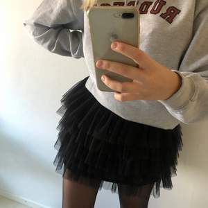 Super populär kjol från Zara barnavdelning som är slutsåld och har varit slutsåld väldigt länge, använd fåtal gånger. 🥰