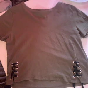 Enkelt militär grön tröja med knytningar. - Använd 1 gång, men tyckte ej färgen passa på mig. Men det är ett jätteskönt material, köpt för 199kr.