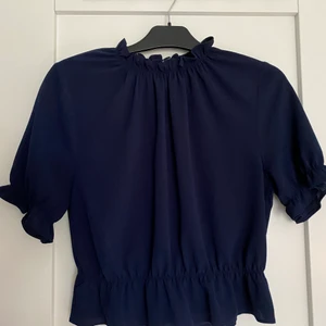 Finaste blus  - Säljer en blus/topp i marinblå färg. Blusen är i finare material. Köpt på Gina tricot men aldrig använd tyvärr. Väldigt fin passform, lite kortare modell.💙