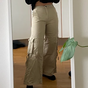 Cargo pants  - Säljer dessa cargo pants fårn Nakd, jättesnygga o riktigt sköna💛 Kan skicka men köparen står för frakten :)) hösta bud: 235