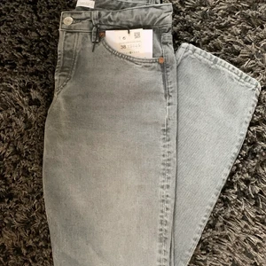 Lågmidjade eftertraktade jeans - Köpte dessa jeans för någon dag sedan och de var tyvärr för stora för mig. De är köpta för 399kr men jag går med på alla pris. Jag är 159cm lång och benen var extremt långa för mig. Kontakta mig om ni vill ha bild med jeansen på mig🥰Vid många kunder sker en budgivning!❤️ buda privat💕