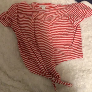 Randig topp från monki  - En röd vit randig topp från monki! Använd typ 3 gånger, liten Knut längst ned. ❤️ säljs för 45kr passar på alla storlekar beroende på hur du menar som topp 