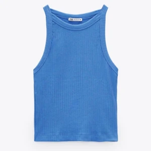 Zara linne - Jättefint ribbat blått linne från Zara, slutsålt och passar till allt! Aldrig använt med lapp kvar då jag har många andra toppar💙