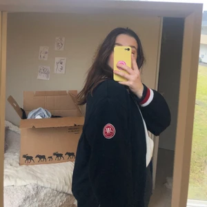 Marinblå collegejacka - Söt collegejacka i storlek S, men passar som en L. Använt ett fåtal gånger