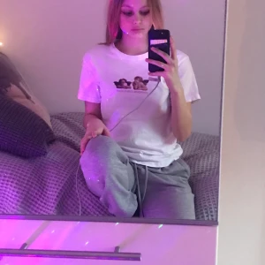 Ängel t-shirt - En t-shirt med två änglar på. Nästan aldrig använd och i nyskick. DMa jätte gärna, svarar snabbt!!💞