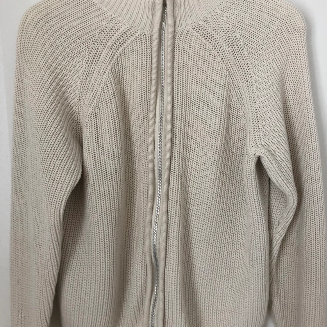 Stickad kofta med dragkedja