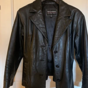 Oversized skinnjacka - Oversized skinnjacka köpt i second hand butik i usa, storlek L i bra skick.