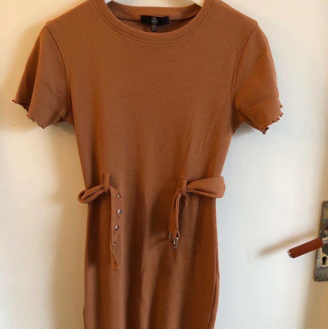 Kamelfärgad klänning från missguided