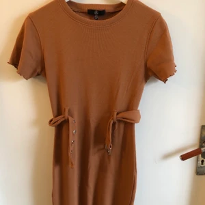 Kamelfärgad klänning från missguided - Fin kamelfärgad klänning från missguided. Aldrig använd. Strl 36. Köparen står för frakten🧡