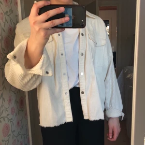 Vit Manchester jacka ZARA stl M - Vit Manchester jacka från zara! Köpte den i stl M för att jag ville ha den oversized❤️ så passar även xs och s. Bud från 120 kr!