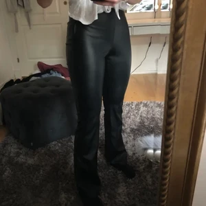 Läderbyxor - Läderbyxor från zara , storlek Xs passar nån som bablivis har S/Xs. Är 160 