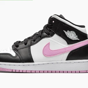 Söker jordans  - Söker dessa jordans storlek 38-39 skriv till mig privat om ni har. Hälst under 1000 kr👁👄👁