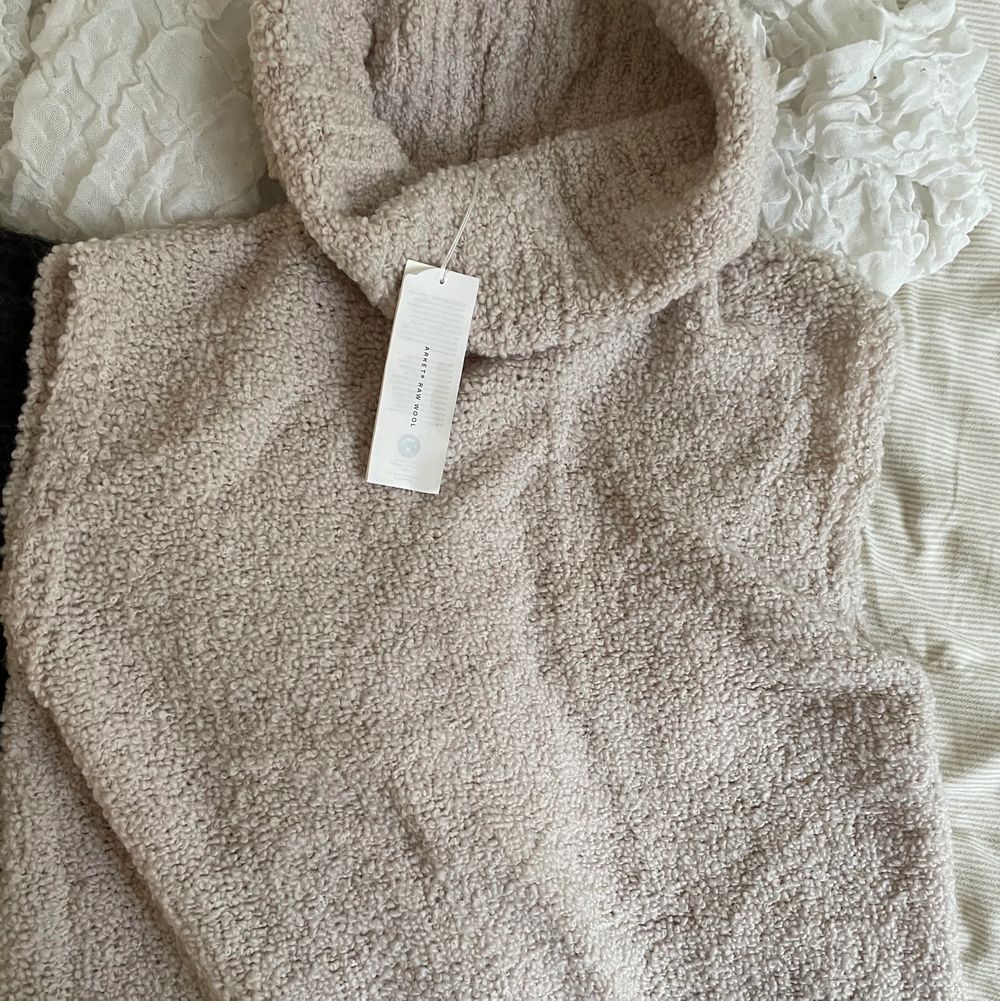 Asså denna väst... älskar den så mycket, men jag passar verkligen inte i off white/beiga färger vilket gör att jag inte trivs i denna. Den är SÅ fin och mjuk och passar så sjukt bra med en vanlig vit skjorta under!!! Jag köpte den för 899 kr på Arket. Den är i storlek xs/s och gjord av 100% ull. Prislappen sitter fortfarande kvar. Hade jag inte känt mig obekväm i färgen så hade detta varit ett av mina favoritplagg! Köparen står för frakten 💖. Tröjor & Koftor.