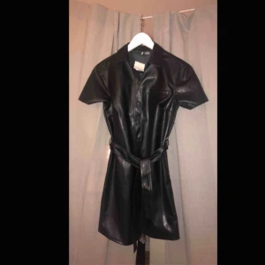  - Skitsnygg skjortklänning i läderimitation, ifrån HM. Helt ny med lapp kvar. Har endast provat den☺️ 