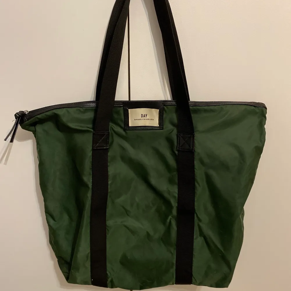 En stor, mörkgrön dayväska, knappt använd. Väskor.